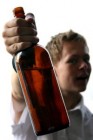 Korai alkoholfogyasztáshoz vezethetnek a gyermekkori rossz élmények