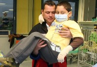 Meghalt az elsõ magyar szívátültetett kisfiú