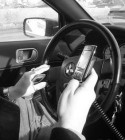 Sokkal veszélyesebb sms-ezni a volánnál, mint alkohol vagy drog hatása alatt vezetni 