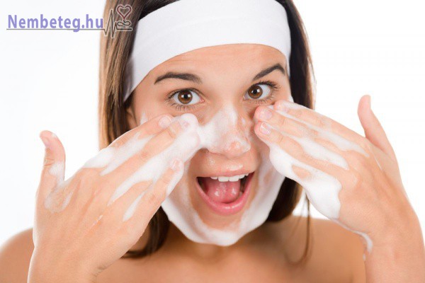 Az arctisztítás elengedhetetlen lépés a bőr ápolásában
